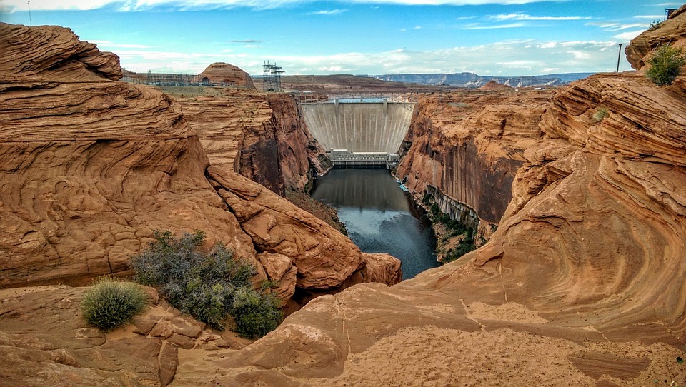 The Glen Canyon Dam, which holds back Lake Powell. Photo courtesy of Pixabay.
